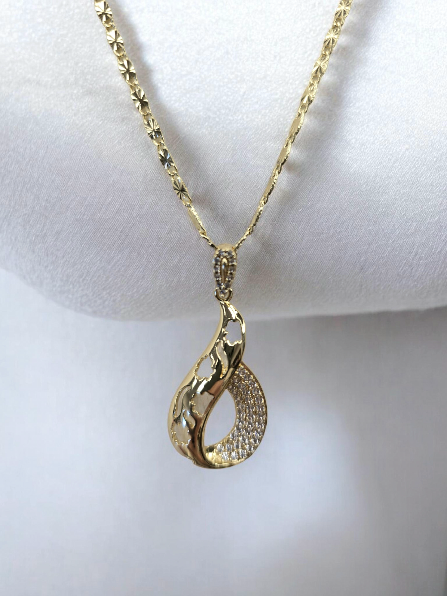 Elegante Goldkette mit Anhänger 'Luxury Twist' Massimocontti