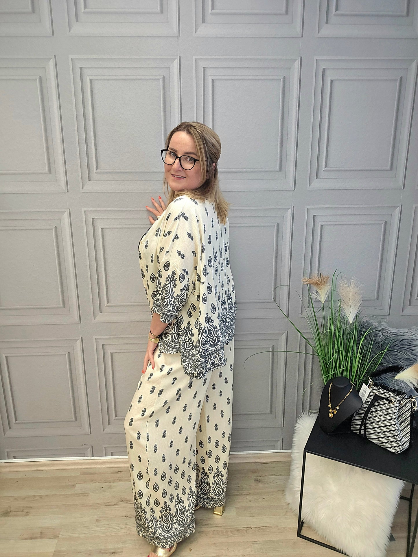 Sommer Anzug Bluse und Marlene Hose Creme / Muster grau Ramoneska