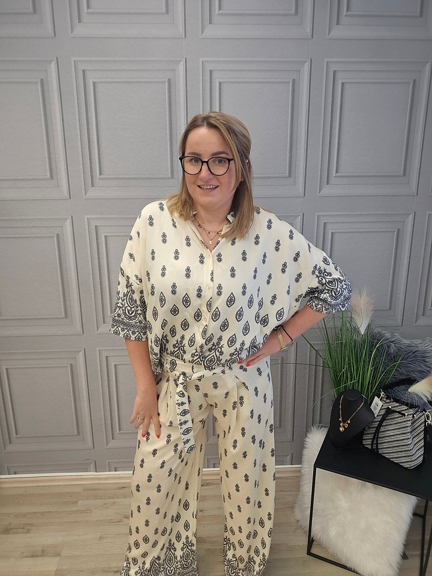 Sommer Anzug Bluse und Marlene Hose Creme / Muster grau Ramoneska