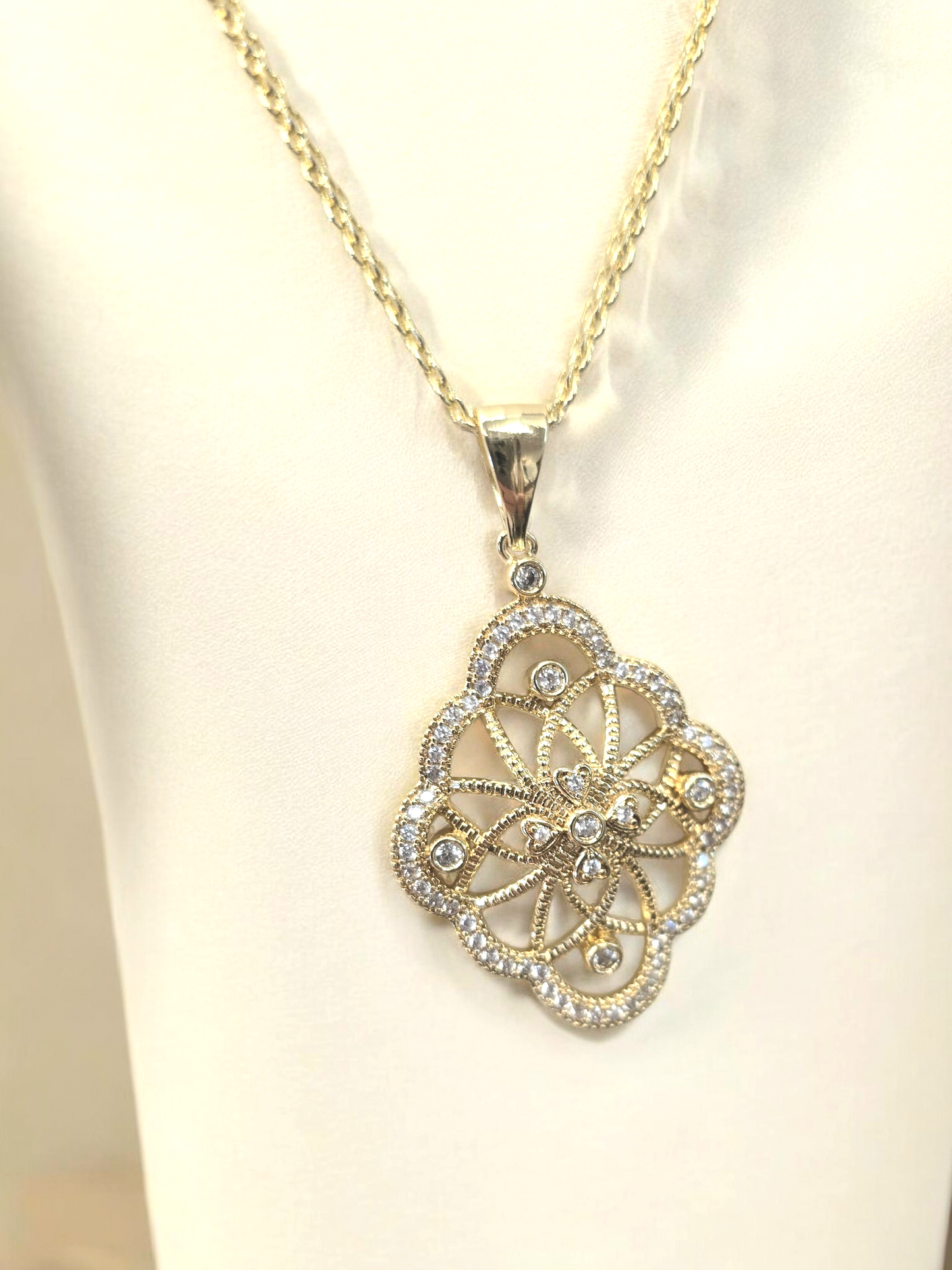 Zarte Goldkette mit Ornament-Anhänger „Elegance“ Ramoneska
