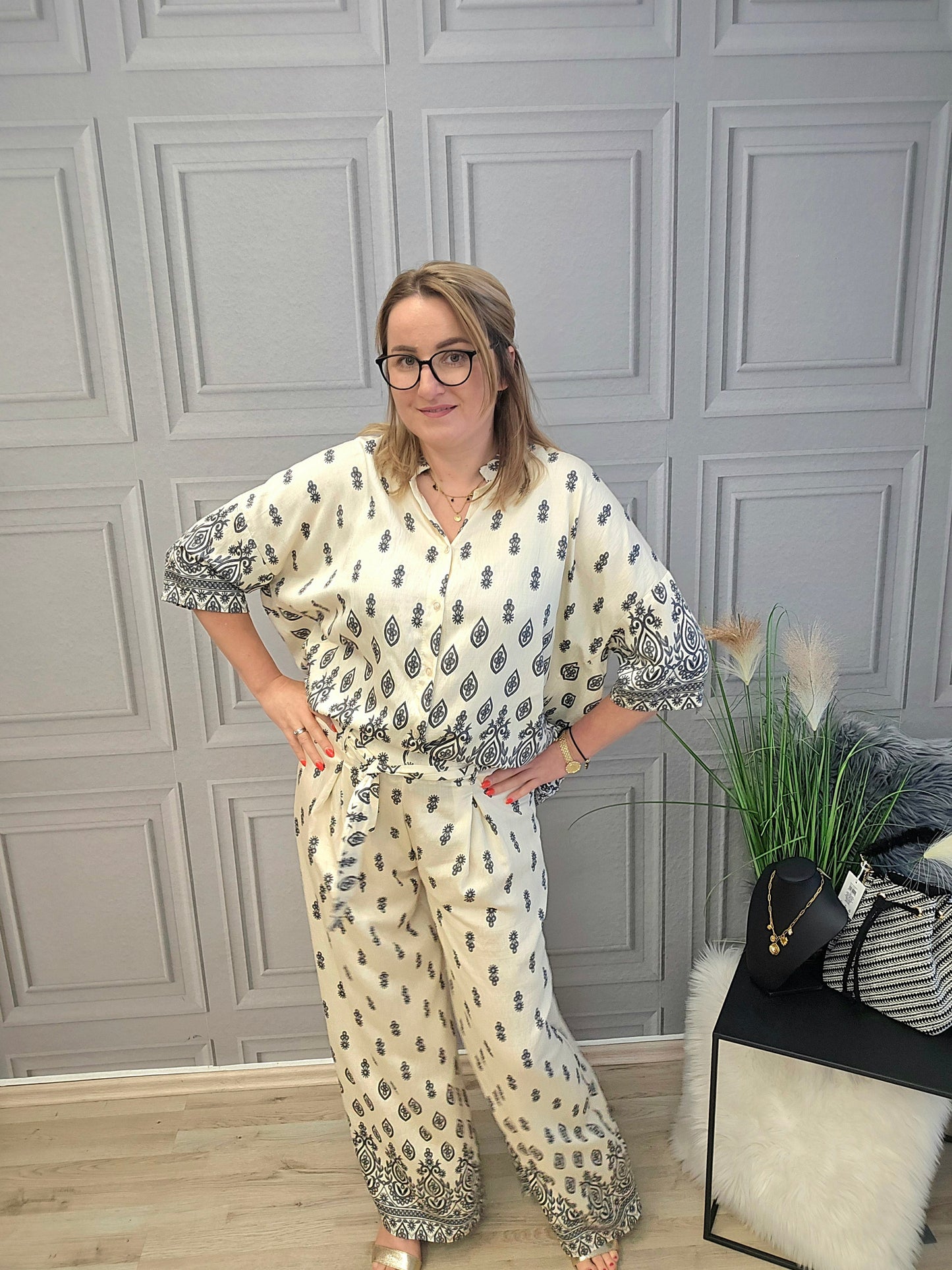 Sommer Anzug Bluse und Marlene Hose Creme / Muster grau Ramoneska