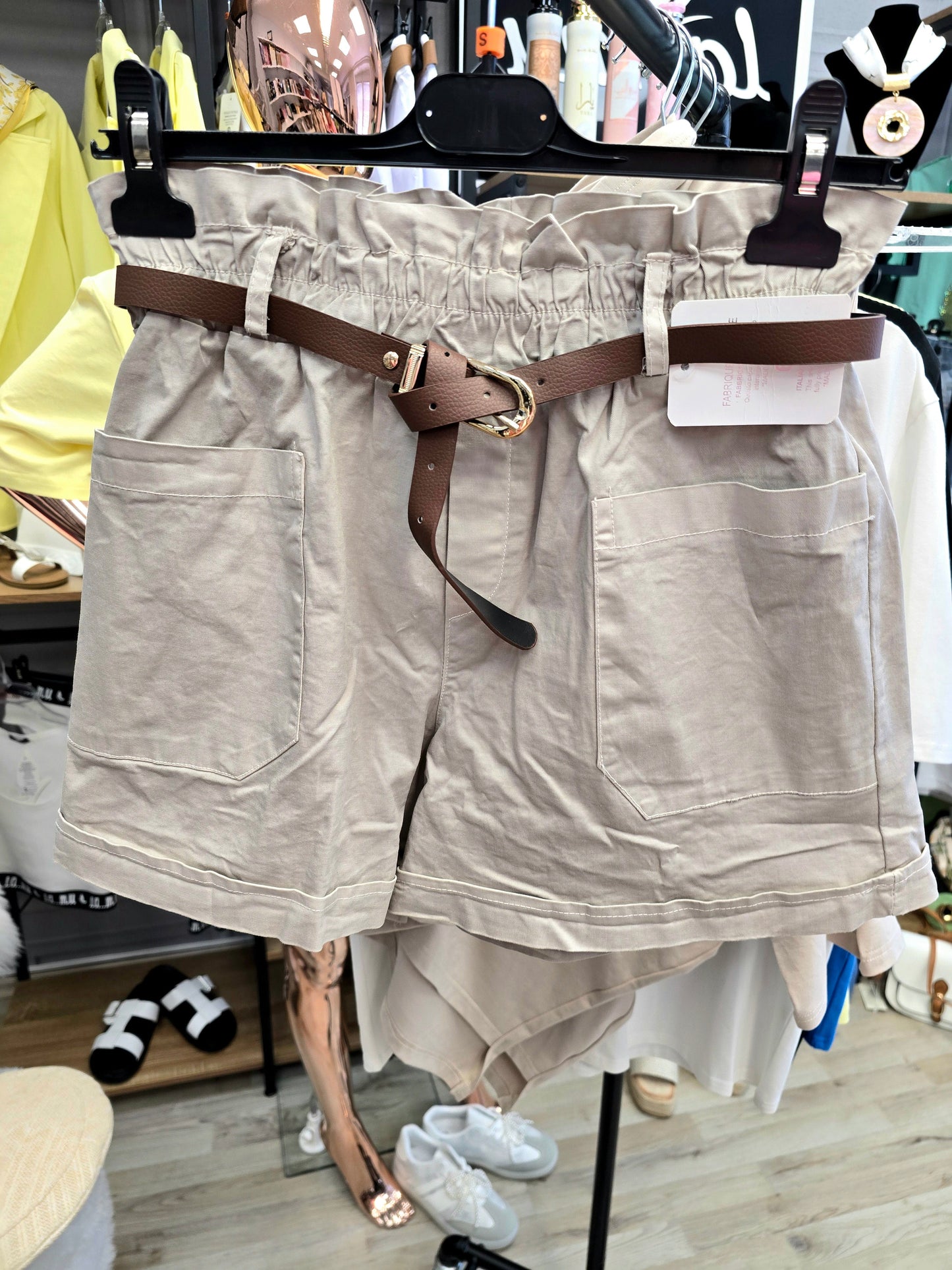 Kurze Shorts mit Gürtel Ramoneska