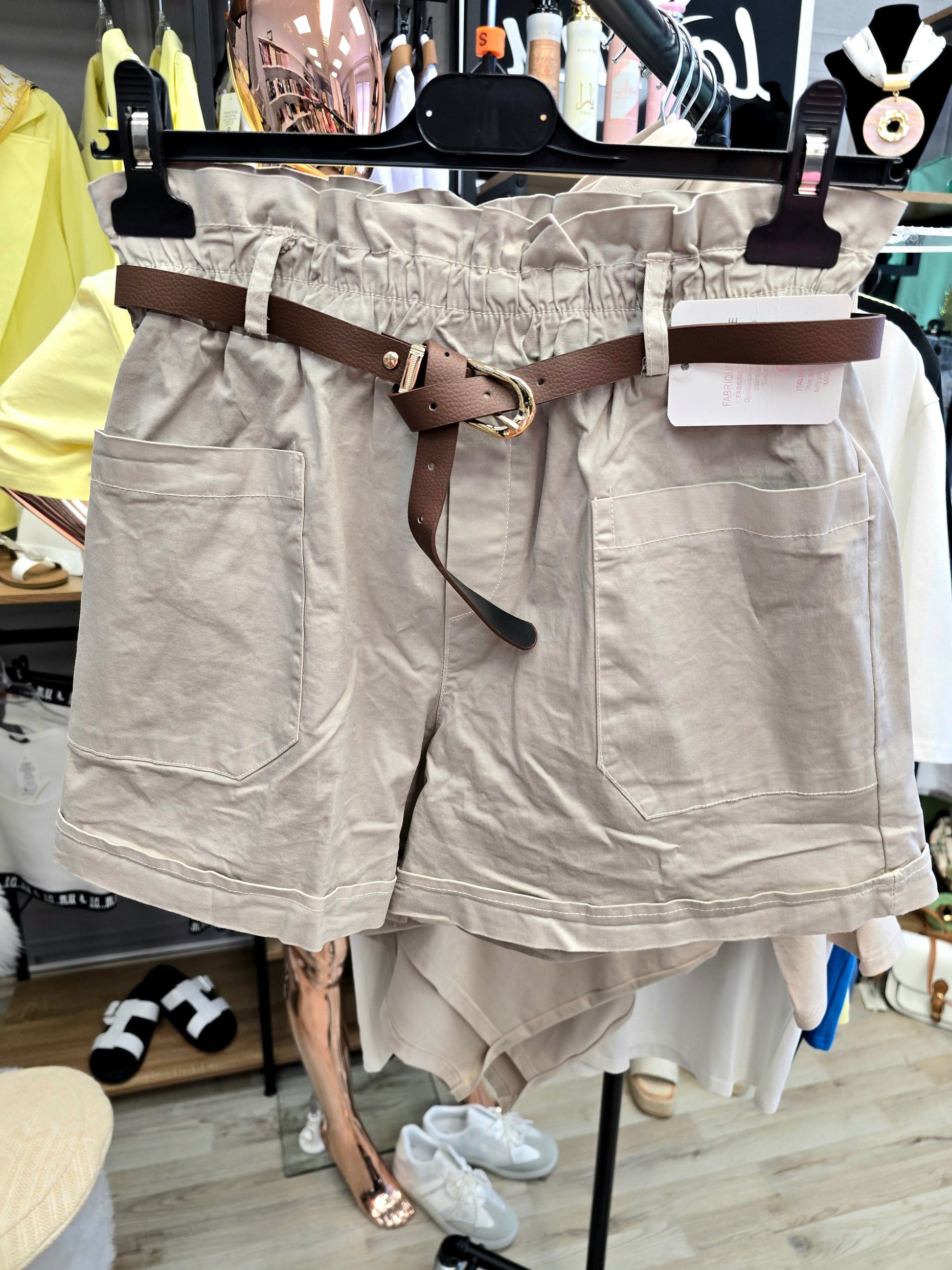 Kurze Shorts mit Gürtel Ramoneska