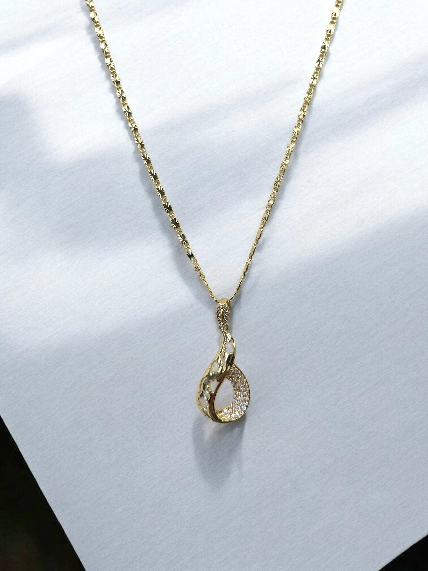 Elegante Goldkette mit Anhänger 'Luxury Twist' Massimocontti