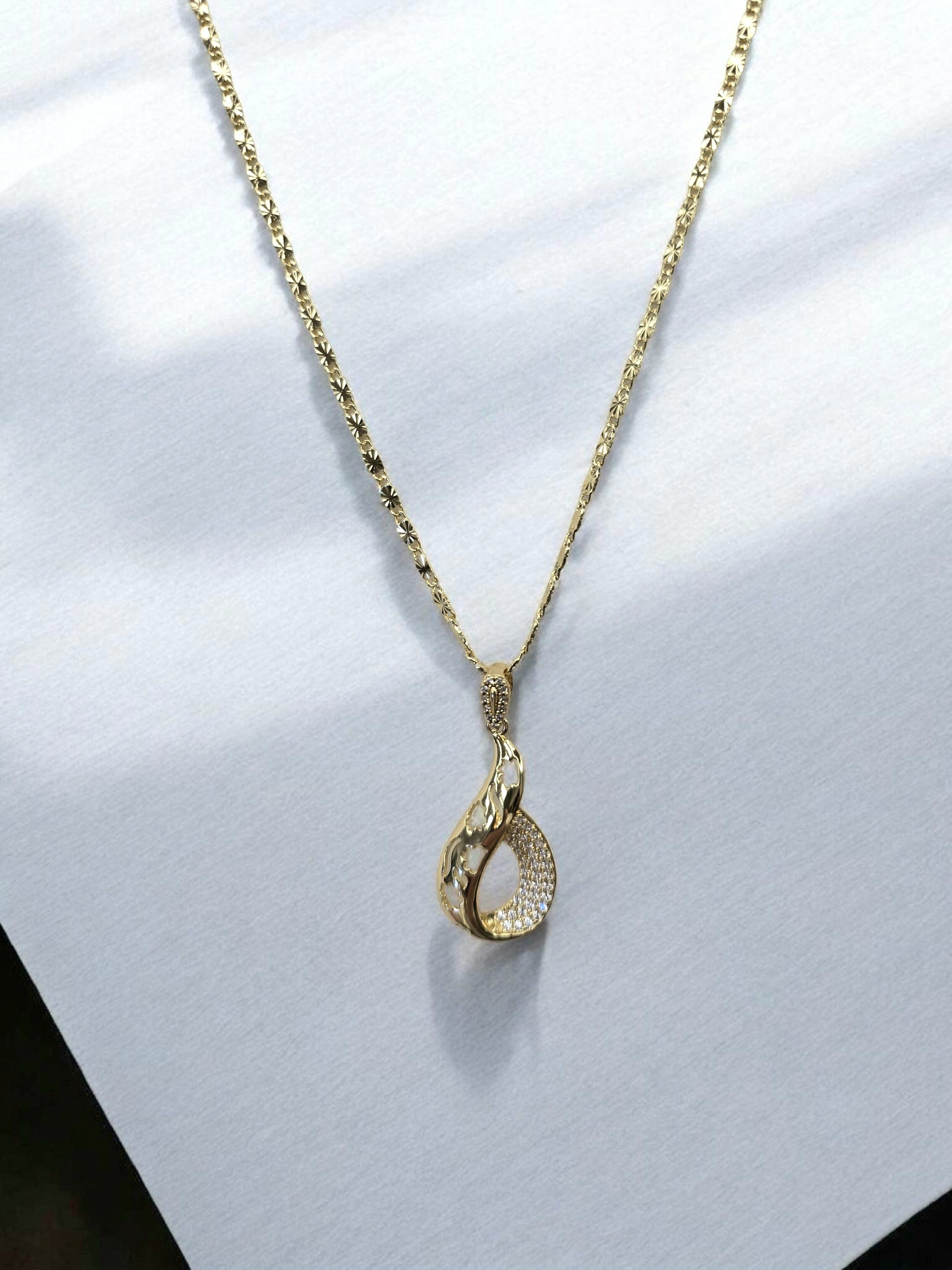 Elegante Goldkette mit Anhänger 'Luxury Twist' Massimocontti