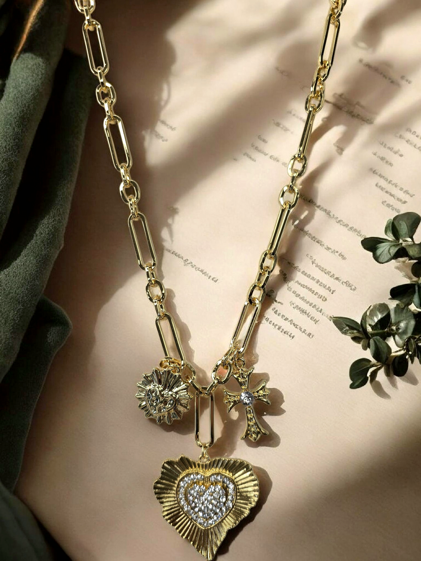 Goldene Gliederkette mit Herzanhänger und Kreuz Ramoneska