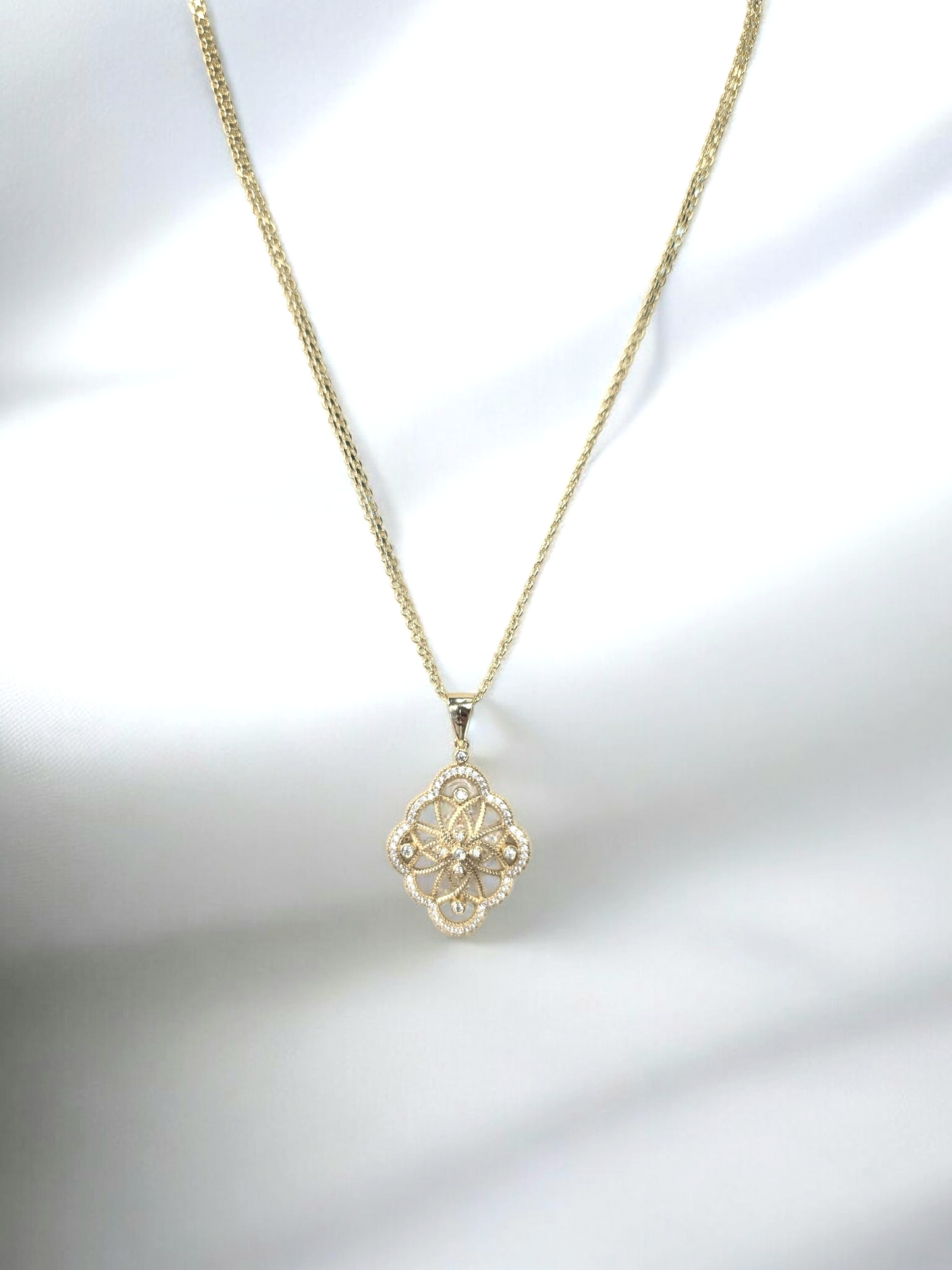Zarte Goldkette mit Ornament-Anhänger „Elegance“ Ramoneska