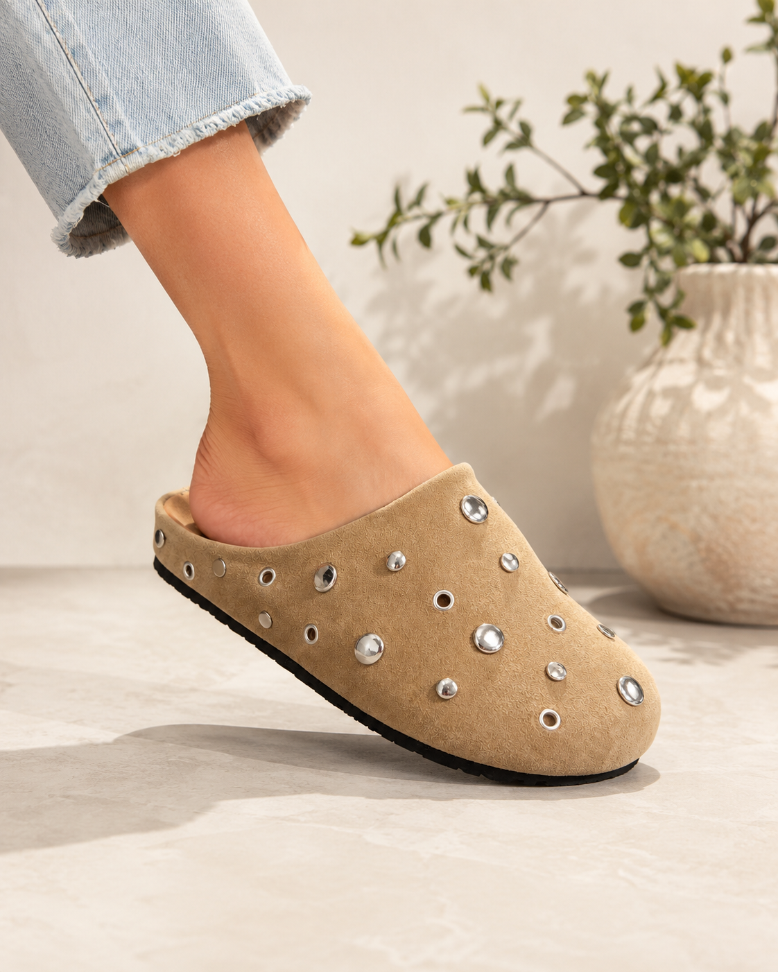 Damen Clogs Beige mit Schmucknieten Pantoletten Ramoneska